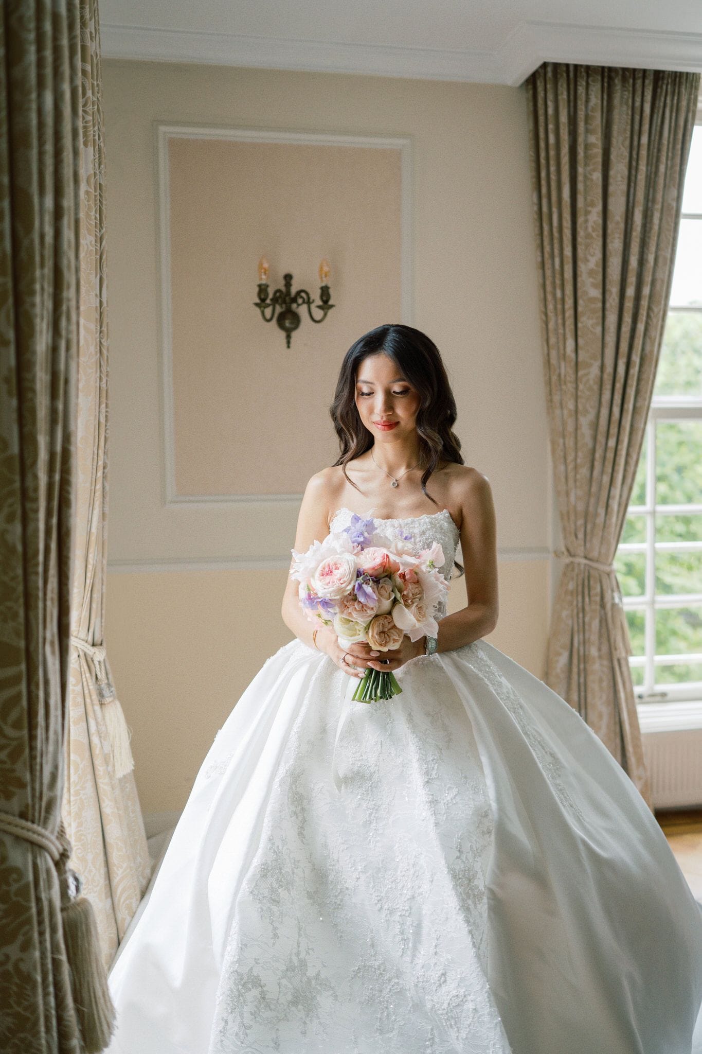 Fine-art trouwfoto van een Chinese bruiloft bij Kasteel de Wittenburg binnen de samenwerking van Cinecrush en By José Chan